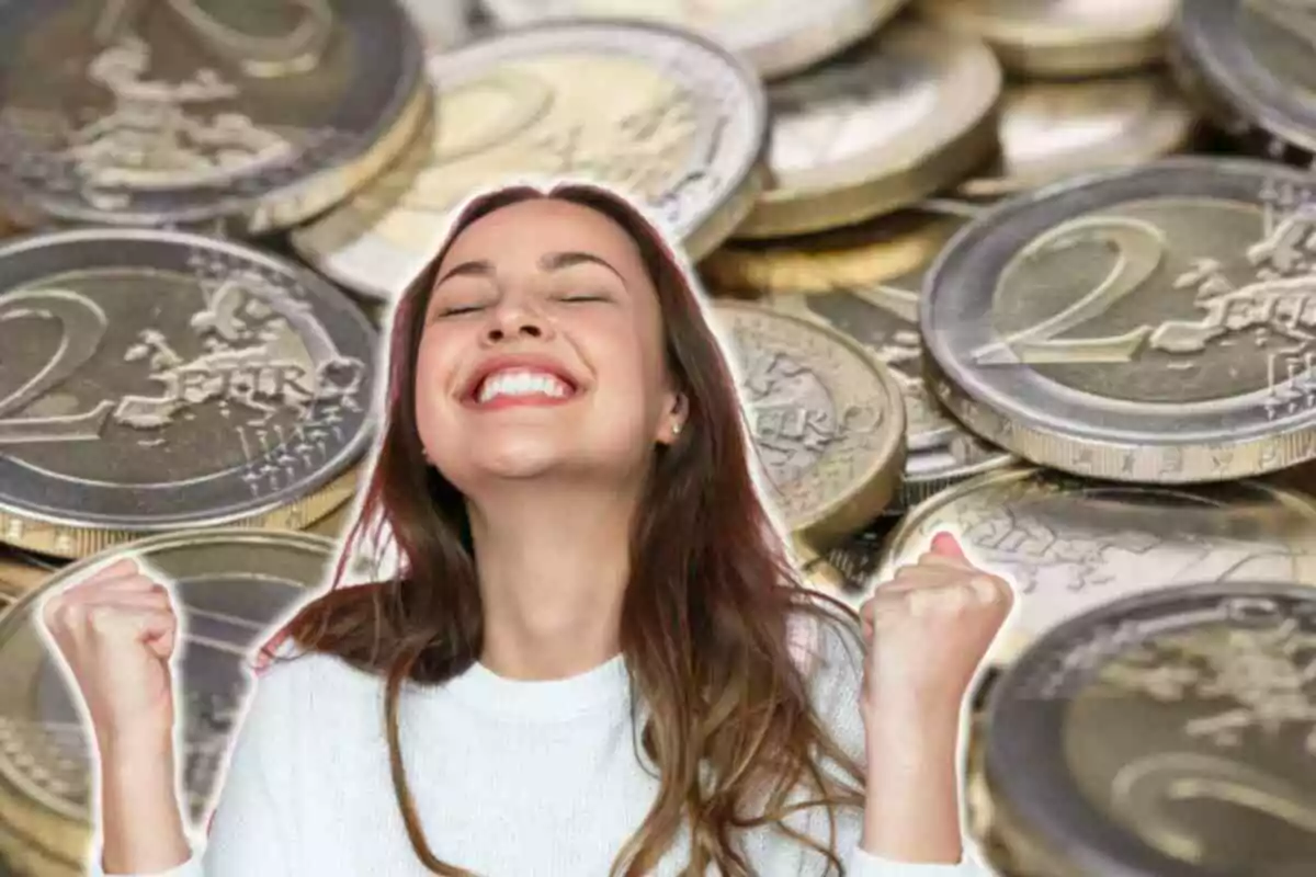 Fotomontaje con una imagen de fondo de monedas de 2 euros y al frente una mujer alegre
