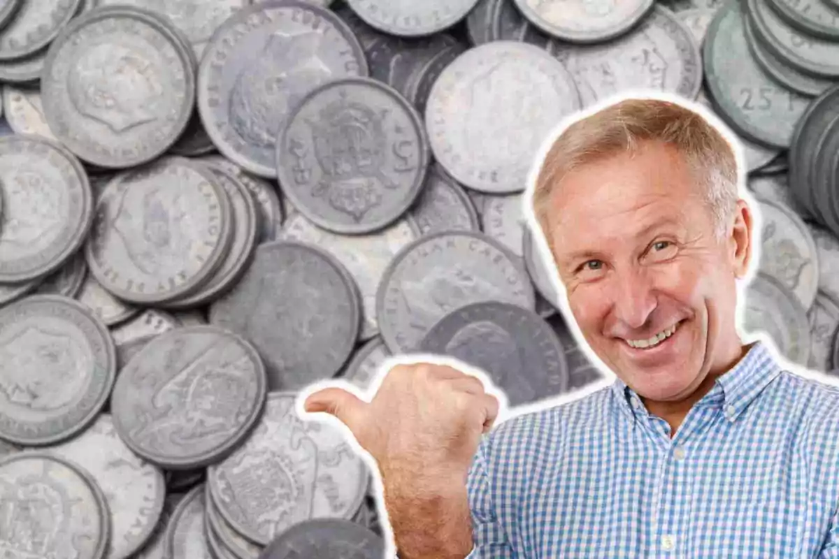 Un hombre sonriente con camisa a cuadros azules y blancos señala con el pulgar hacia un fondo de monedas.