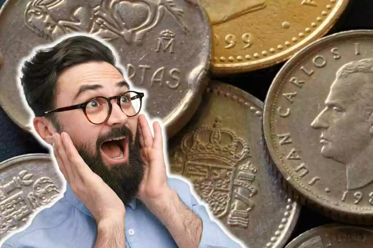 Un hombre con barba y gafas, con una expresión de sorpresa, está frente a un fondo de monedas antiguas.