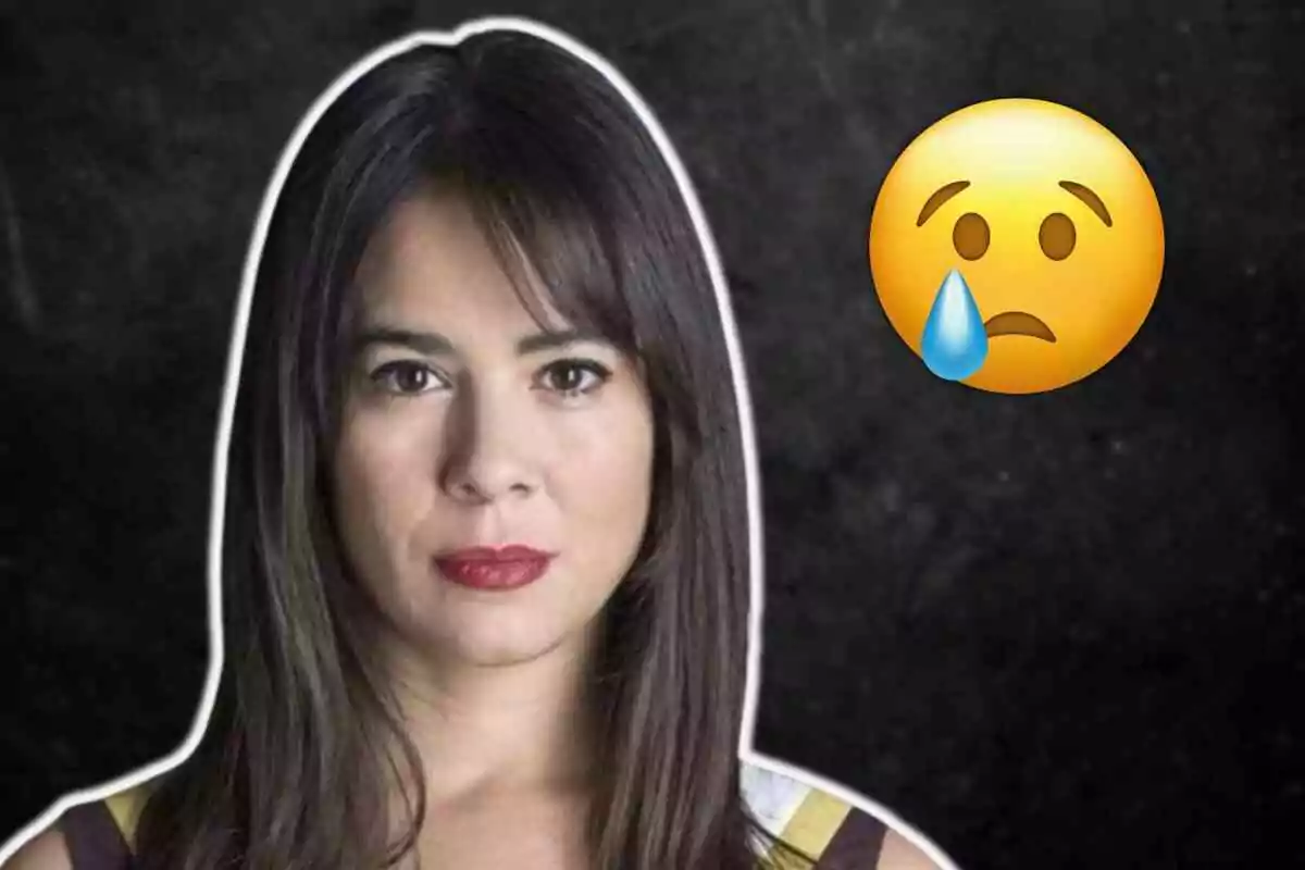 Carlota Olcina con expresión seria y un emoji de cara triste con una lágrima sobre un fondo oscuro.