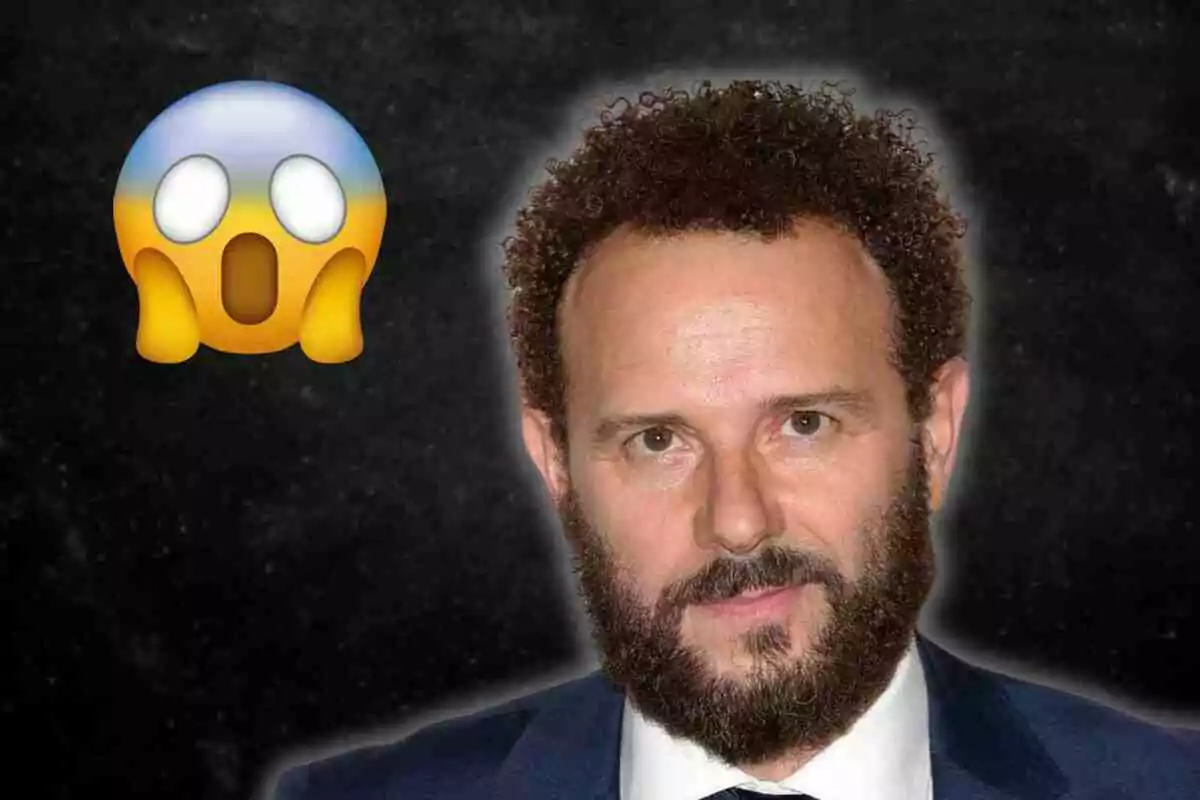 Marc Martínez con cabello rizado aparece en la imagen junto a un emoji de cara sorprendida sobre un fondo oscuro.