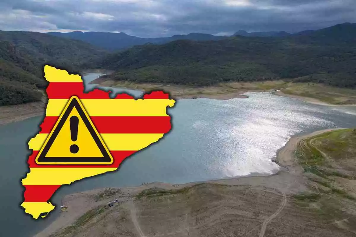 Fotomontaje con una imagen de fondo de un pantano y al frente un mapa de Cataluña con la bandera y el símbolo de alerta