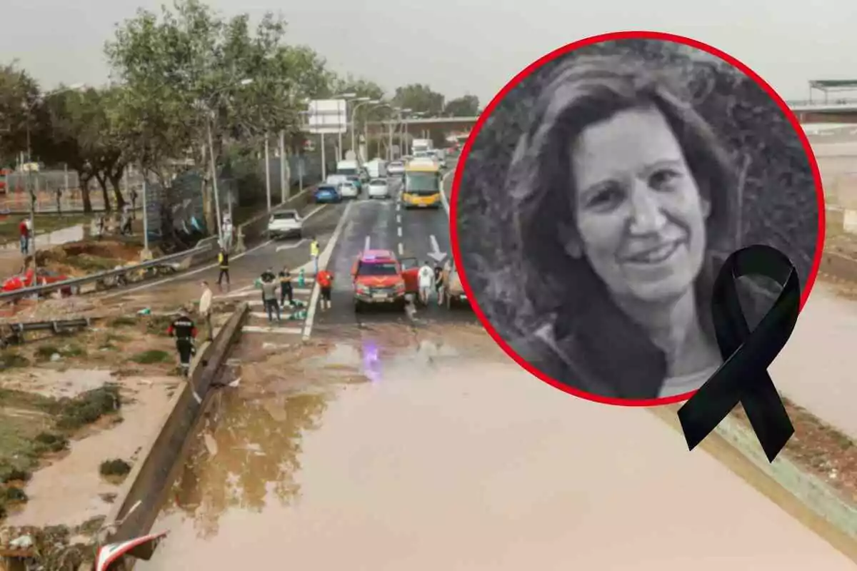 Una carretera inundada con vehículos y personas alrededor en Valencia y un recuadro con la imagen de María Luz en blanco y negro con un lazo negro.