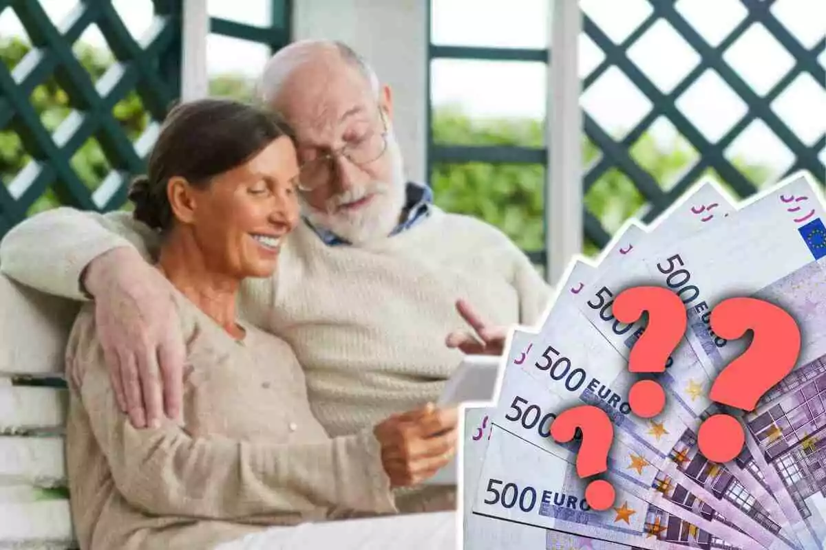 Una pareja de personas mayores sentada en un banco, mirando una tableta, con billetes de 500 euros y signos de interrogación en primer plano.