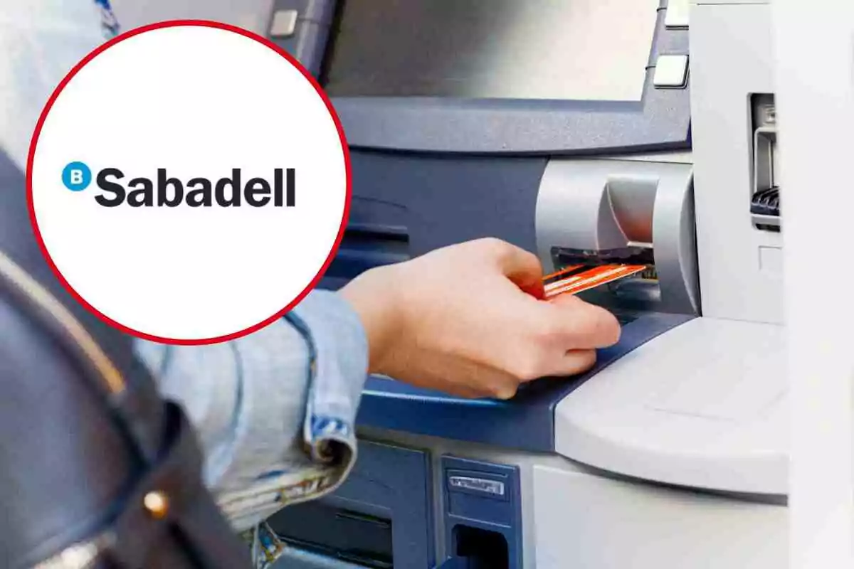 Una persona insertando una tarjeta en un cajero automático con el logotipo del Banco Sabadell en la esquina superior izquierda.