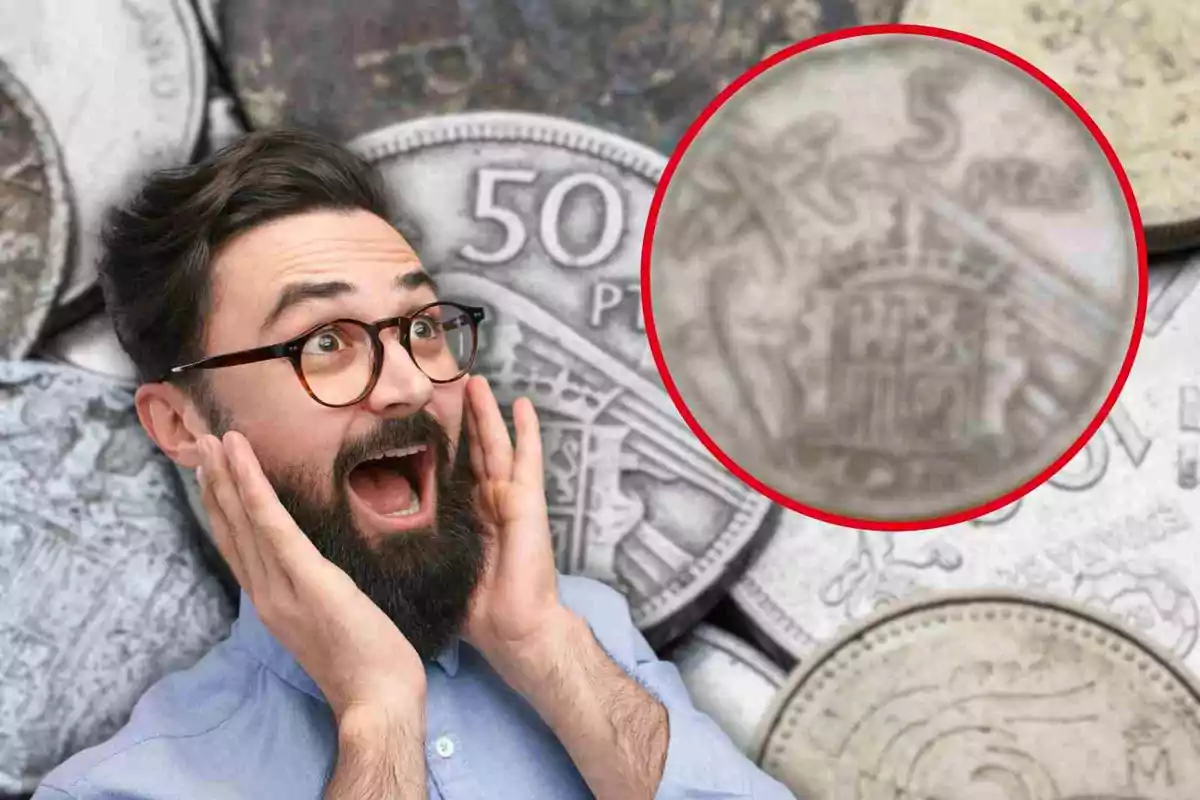 Un hombre con gafas y barba parece sorprendido mientras sostiene su cara con las manos, con una imagen ampliada de una moneda de 5 pesetas en el fondo.