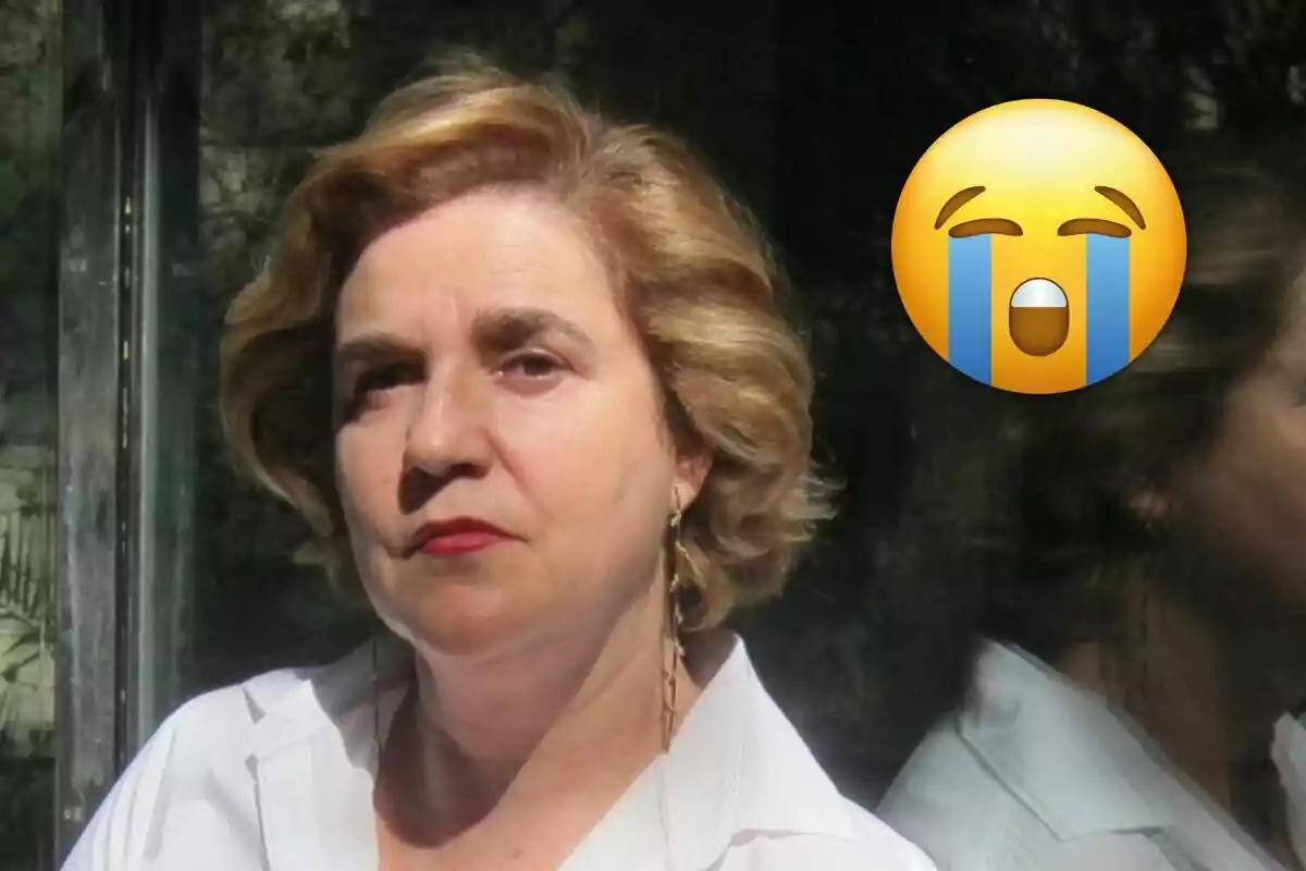 Pilar Rahola con expresión seria junto a un emoji llorando.