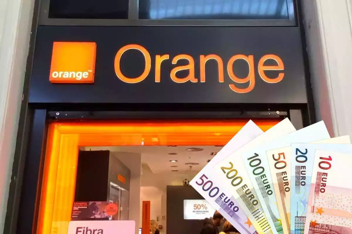Fotomontaje con una imagen de fondo de una tienda Orange y al frente un abanico de billetes de euro