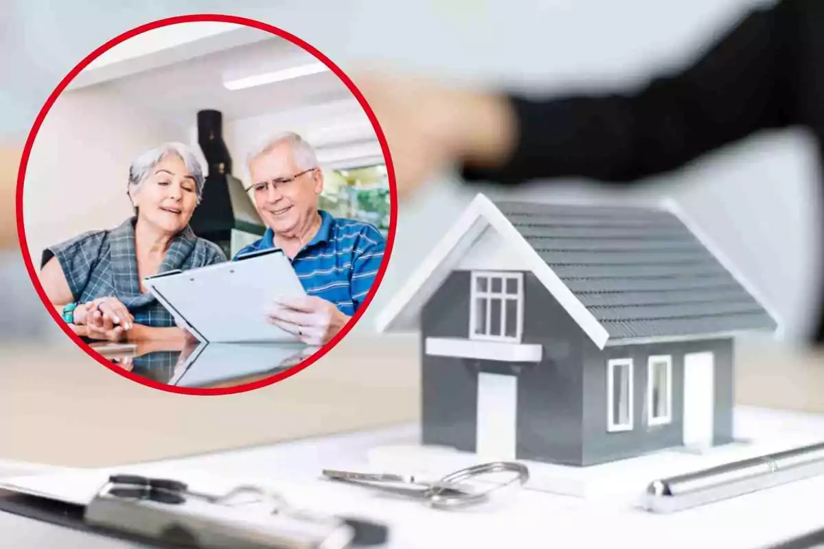 Fotomontaje de una imagen de fondo de una maqueta de una vivienda y al frente una redonda roja con dos jubilados mirando unos papeles