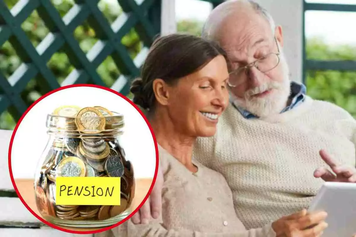 Una pareja de personas mayores sonríe mientras mira una tableta, con un frasco lleno de monedas etiquetado como "PENSION" en un círculo rojo en la esquina izquierda de la imagen.