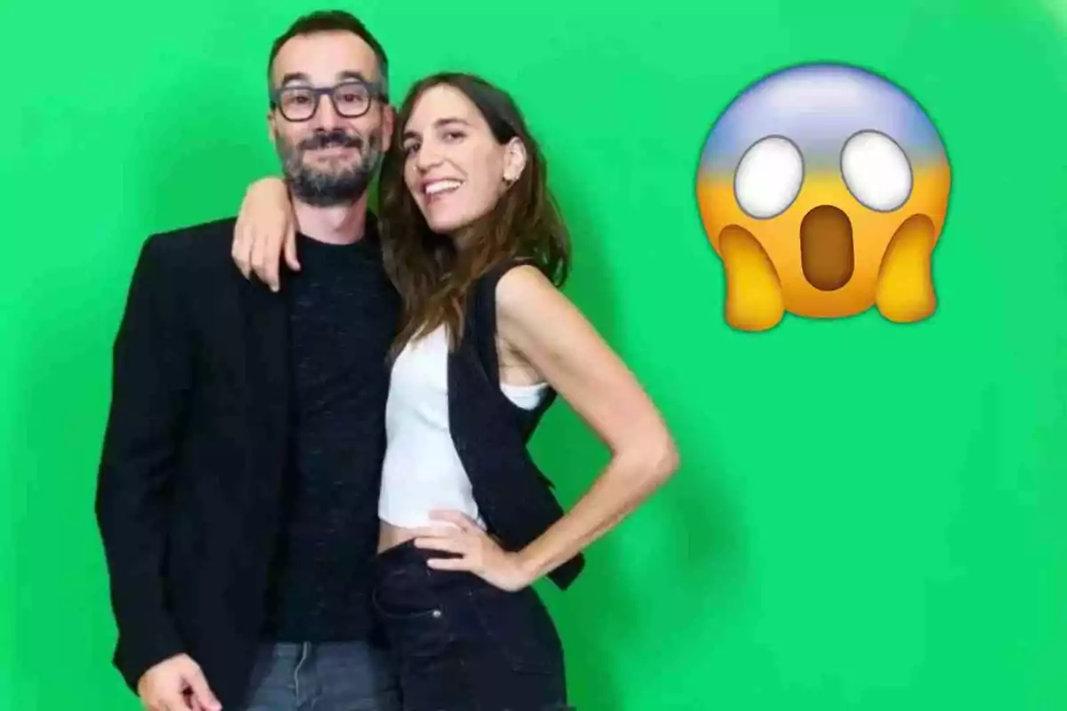 Jair Domínguez y Neus Rossell sonrientes posando frente a un fondo verde con un emoji de sorpresa al lado.