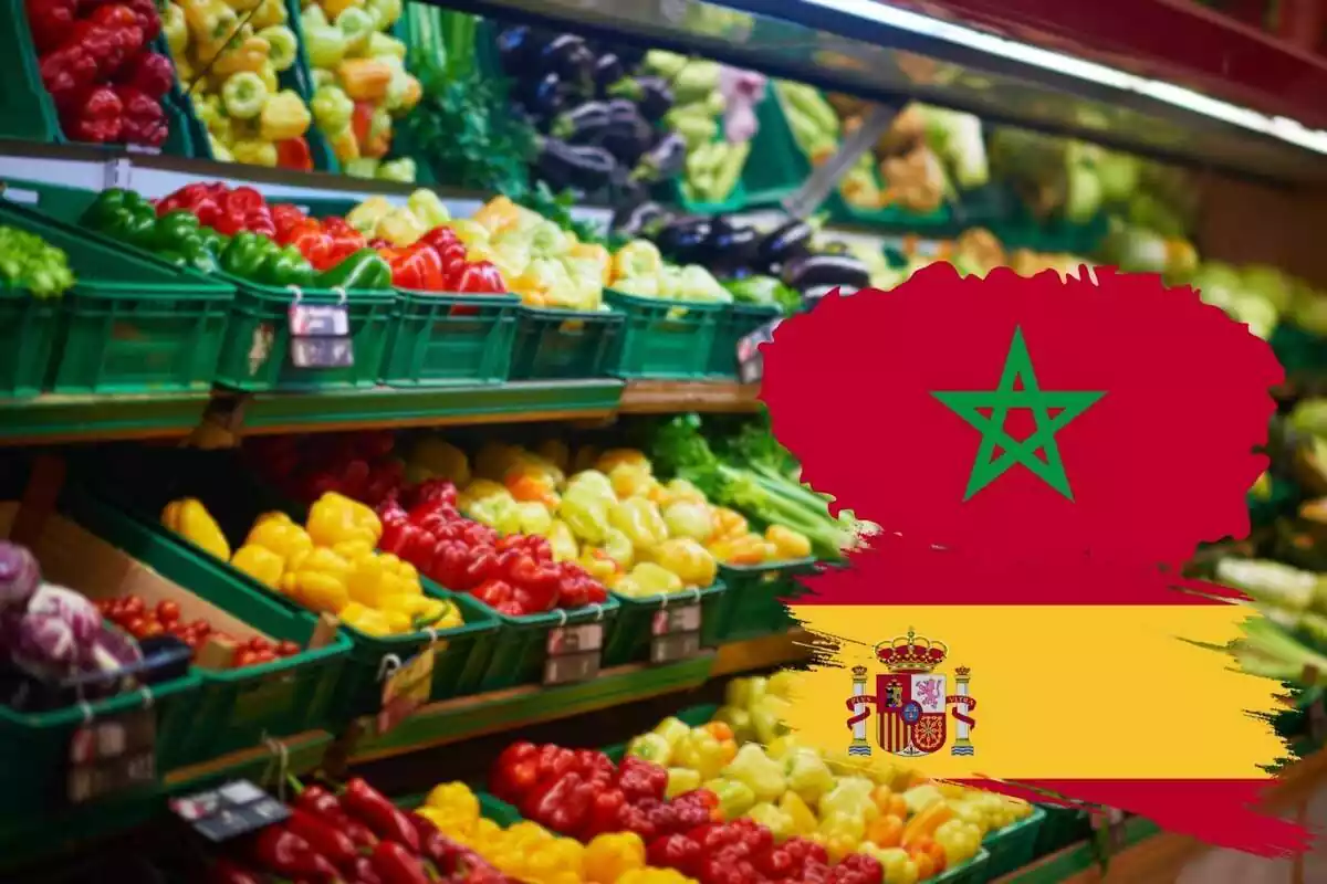 Fotomontaje con frutas en un supermercado con las banderas de España y Marruecos