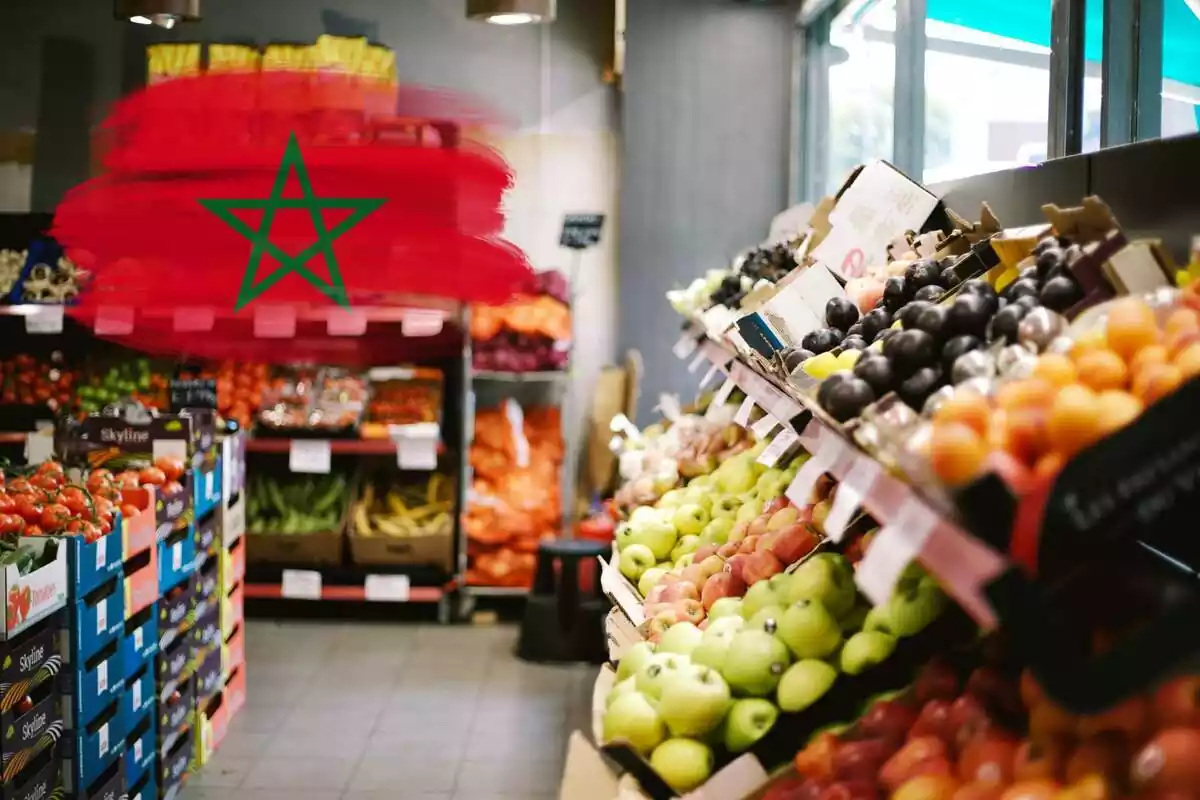 Fotomontaje con una imagen de fondo de una frutería y al frente una bandera de Marruecos