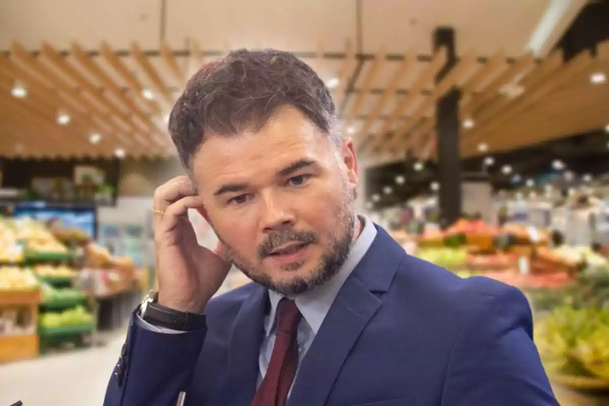 Montaje fotográfico entre una imagen de Gabriel Rufián y de fondo un supermercado