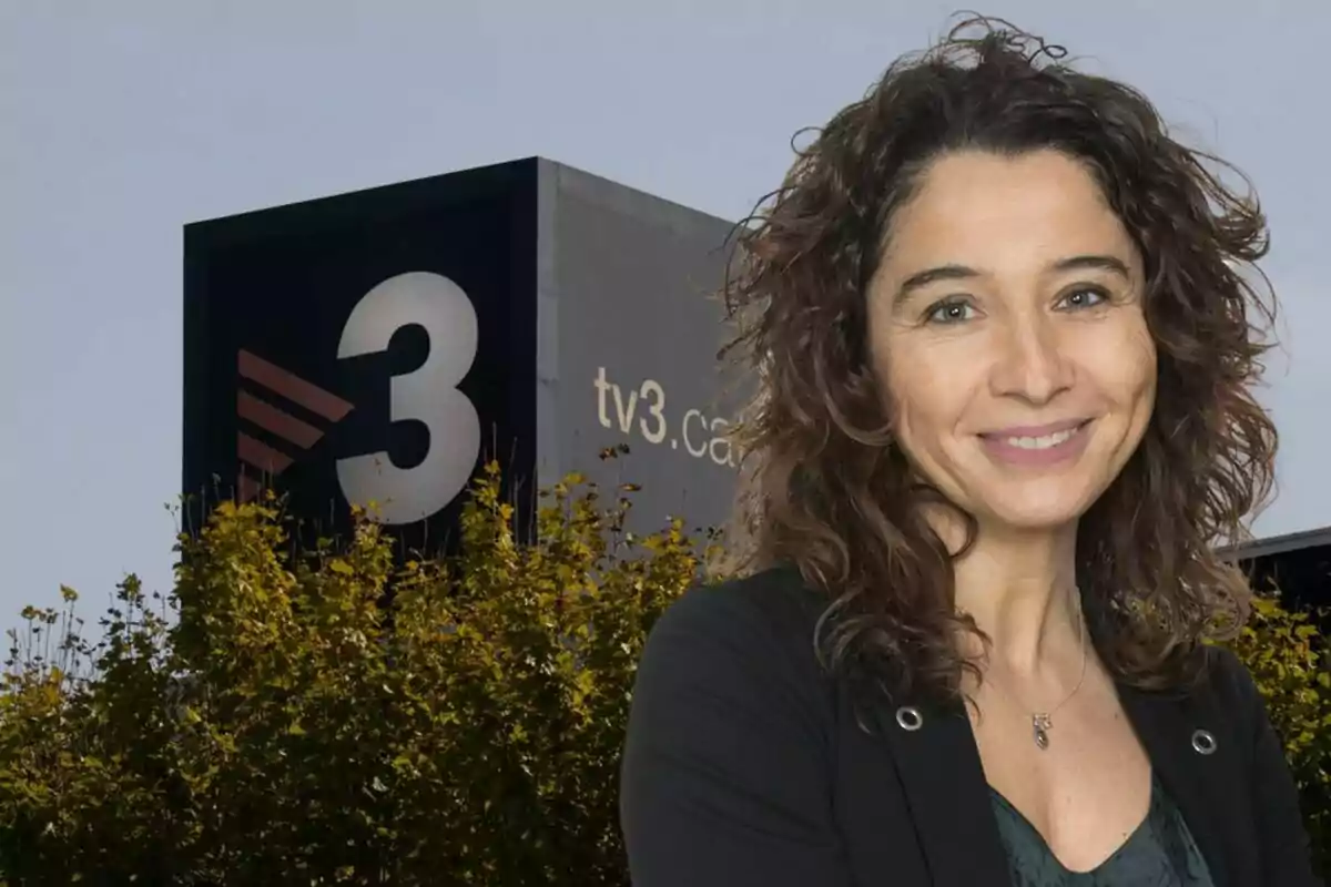 Una mujer sonriente frente a un edificio con el logotipo de TV3.