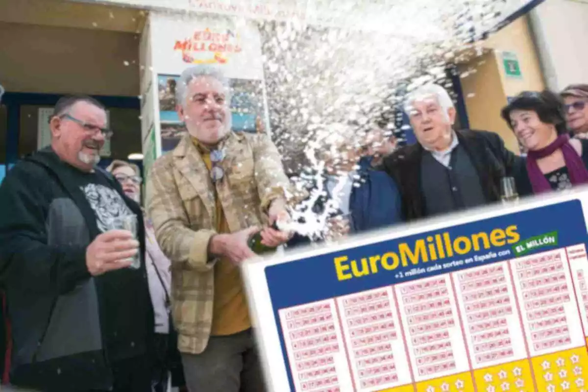 Fotomontaje con una imagen de fondo de la celebración de un premio de la lotería y al frente un boleto del sorteo del Euromillones