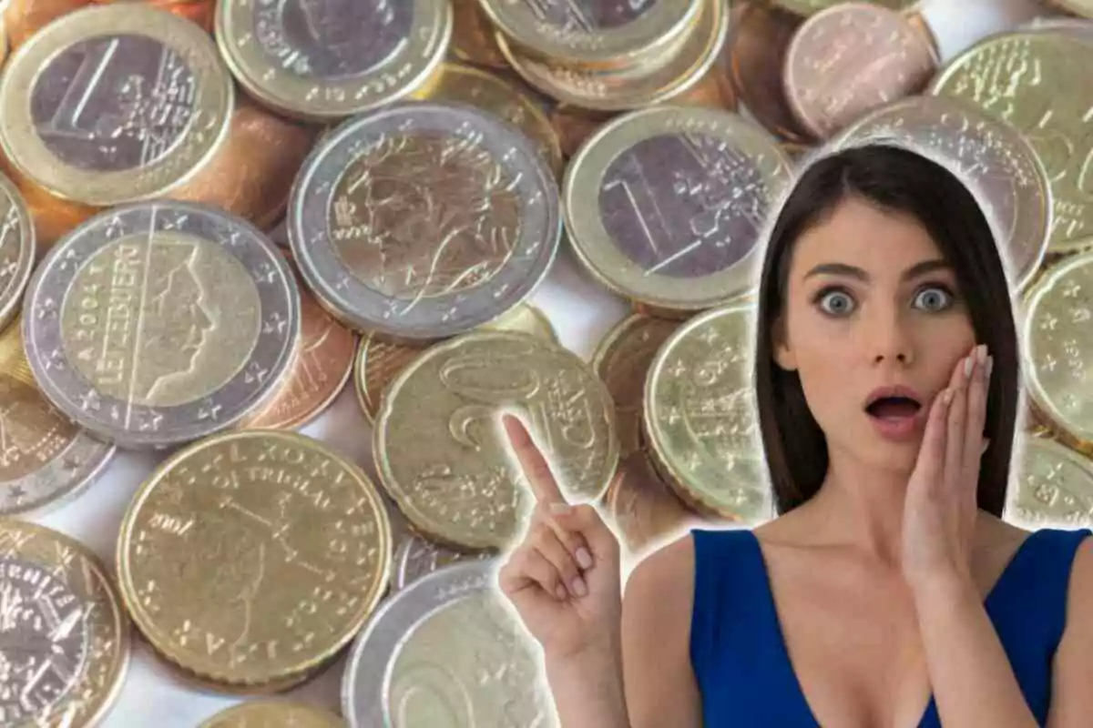 Fotomontaje con una imagen de fondo de monedas de euro y al frente una mujer sorprendida
