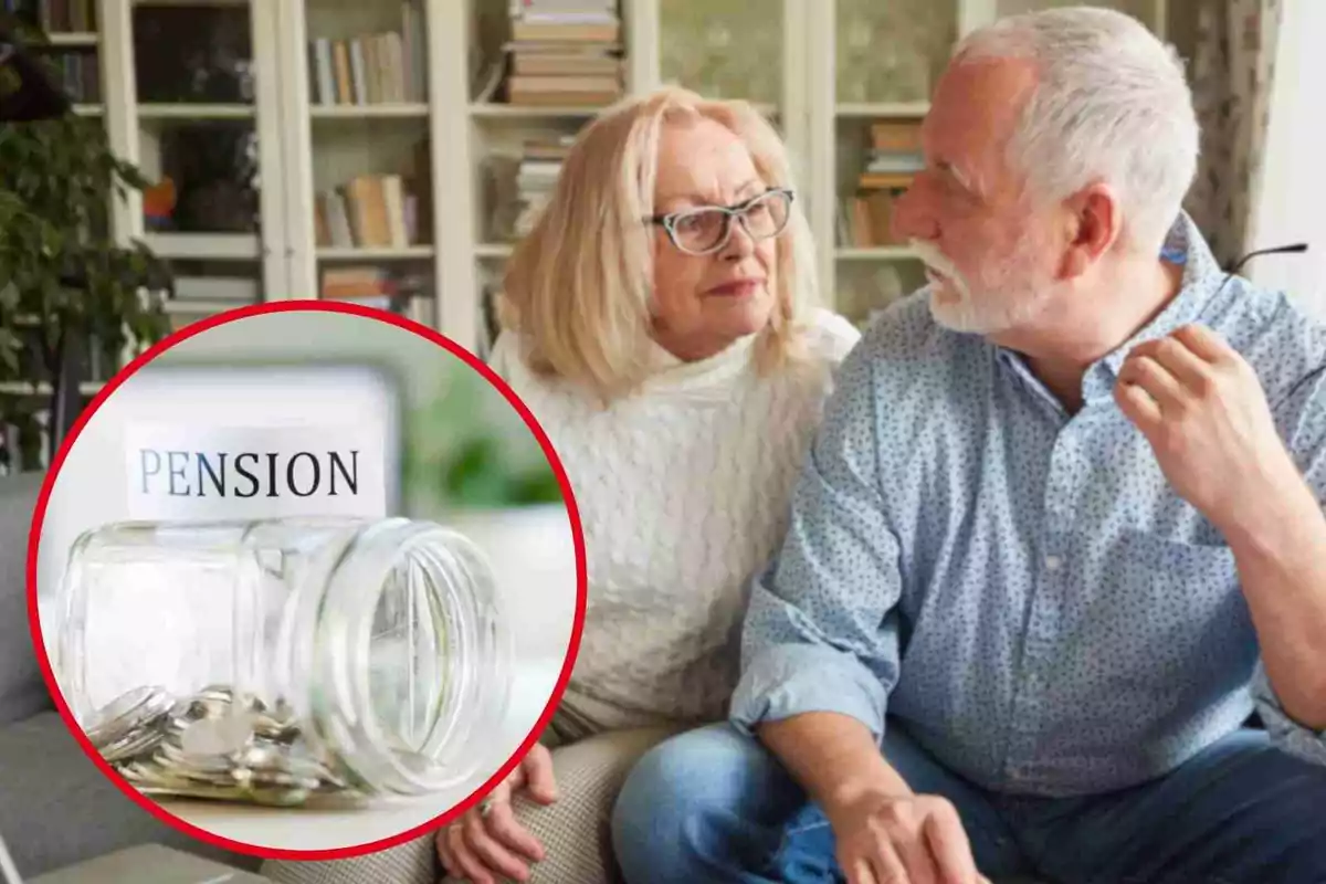 Una pareja de personas mayores sentada en un sofá, con una imagen superpuesta de un frasco de vidrio con monedas y la palabra "PENSIÓN".