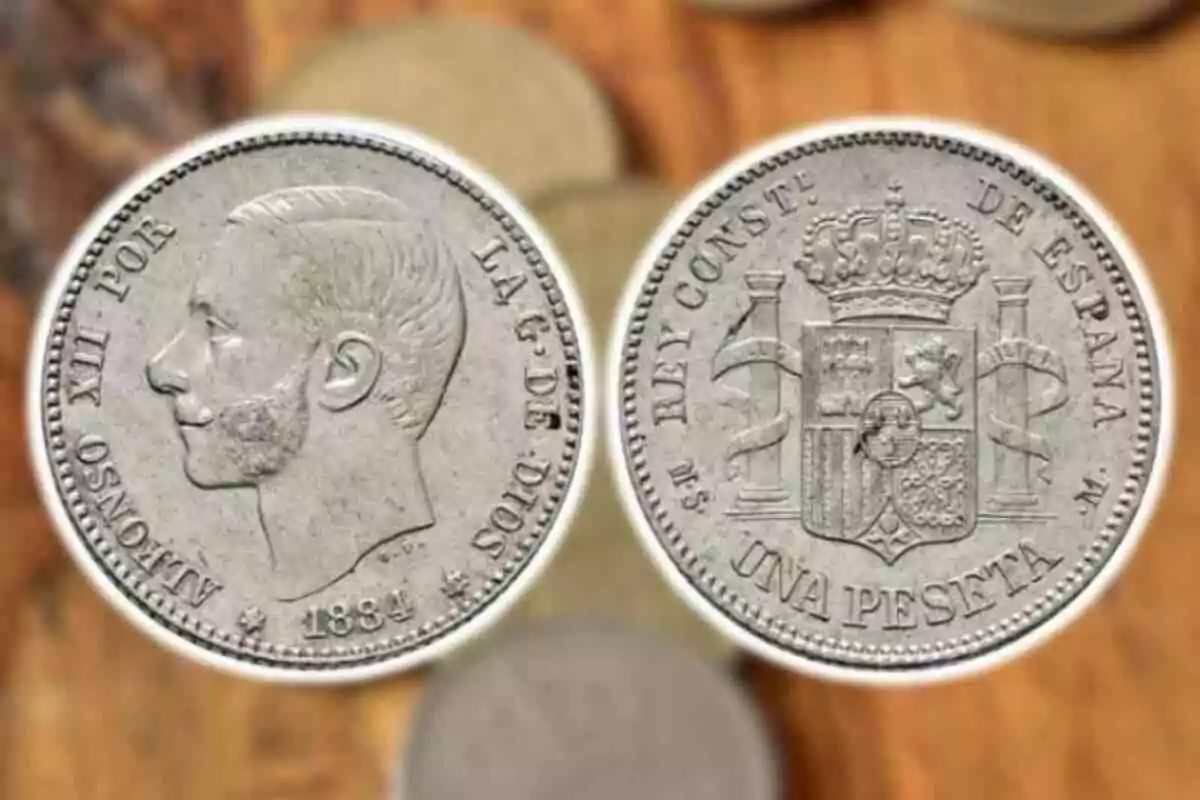 Moneda antigua de una peseta española de 1884 con la imagen de Alfonso XII y el escudo de España. Moneda antigua de una peseta española de 1884 con la imagen de Alfonso XII y el escudo de España.