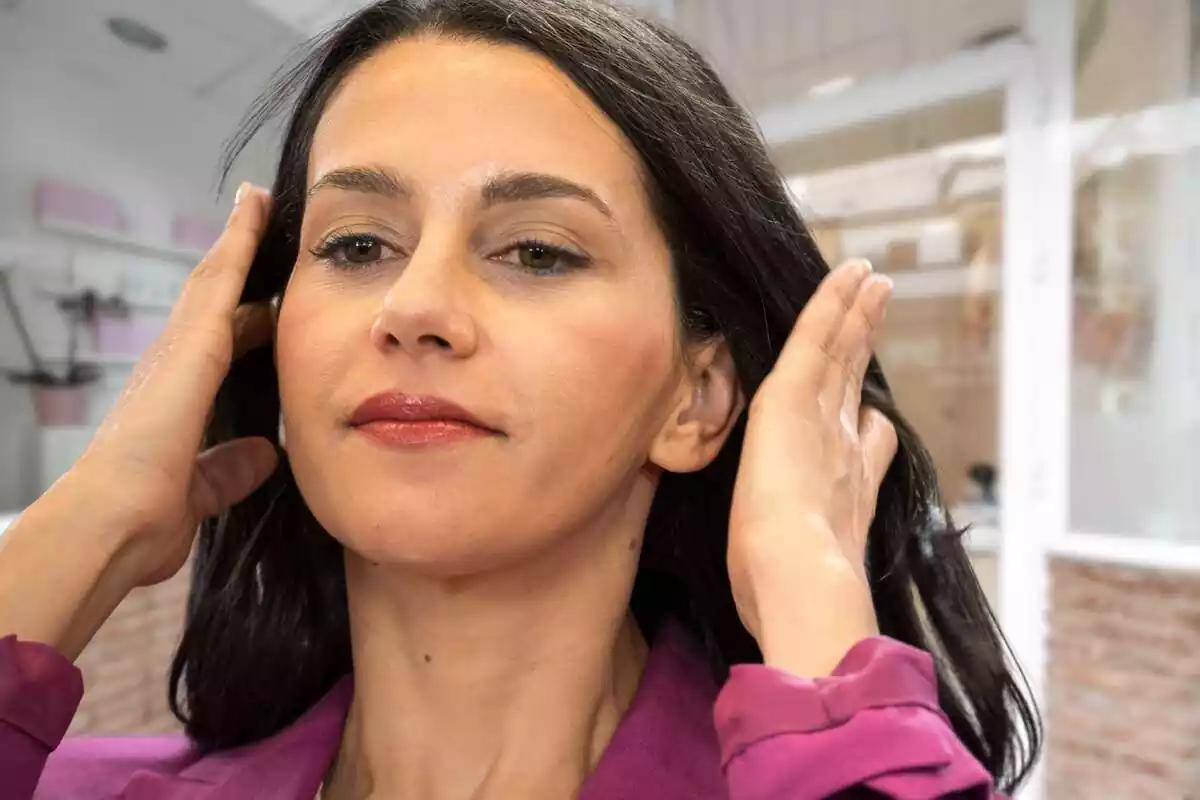 Fotomontaje de Inés Arrimadas con un centro de estética de fondo.