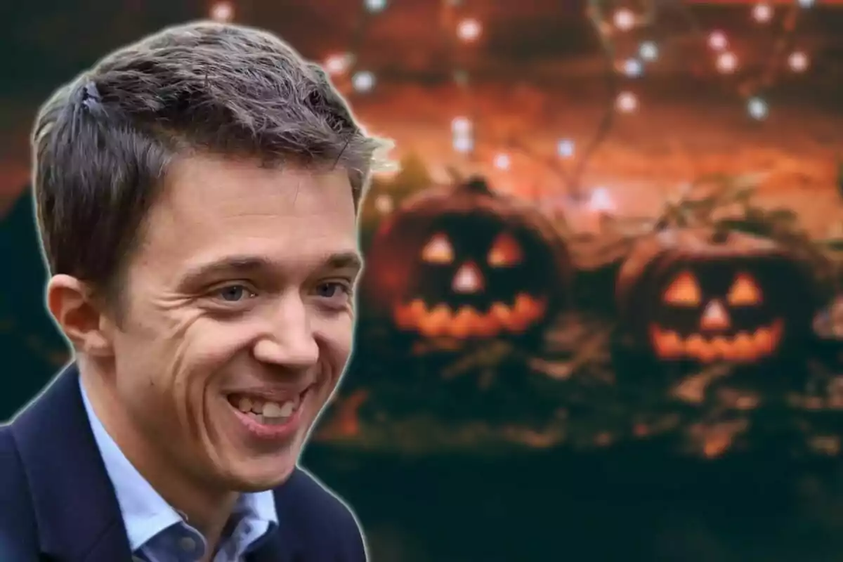 Un hombre sonriendo con un fondo de calabazas de Halloween iluminadas.