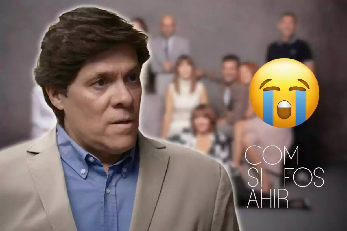 Un hombre con expresión seria en primer plano y un emoji llorando al lado de un grupo de personas desenfocadas al fondo con el texto "COM SI FOS AHIR".