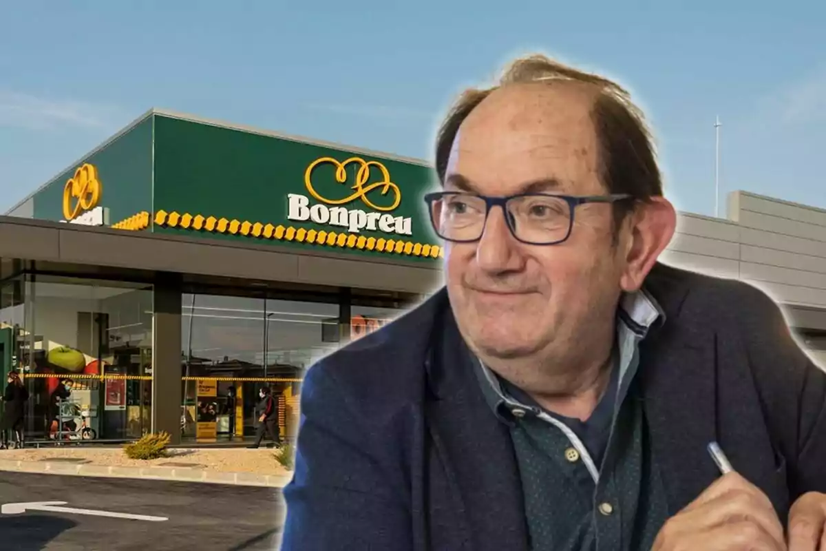 Un hombre con gafas y chaqueta está frente a un edificio con el logo de Bonpreu.