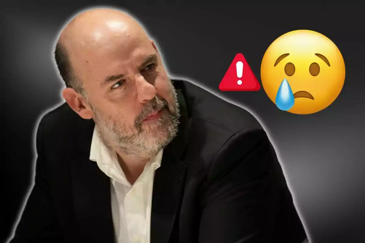 Hombre con barba y traje oscuro mirando hacia un lado con emojis de advertencia y tristeza sobre un fondo oscuro.