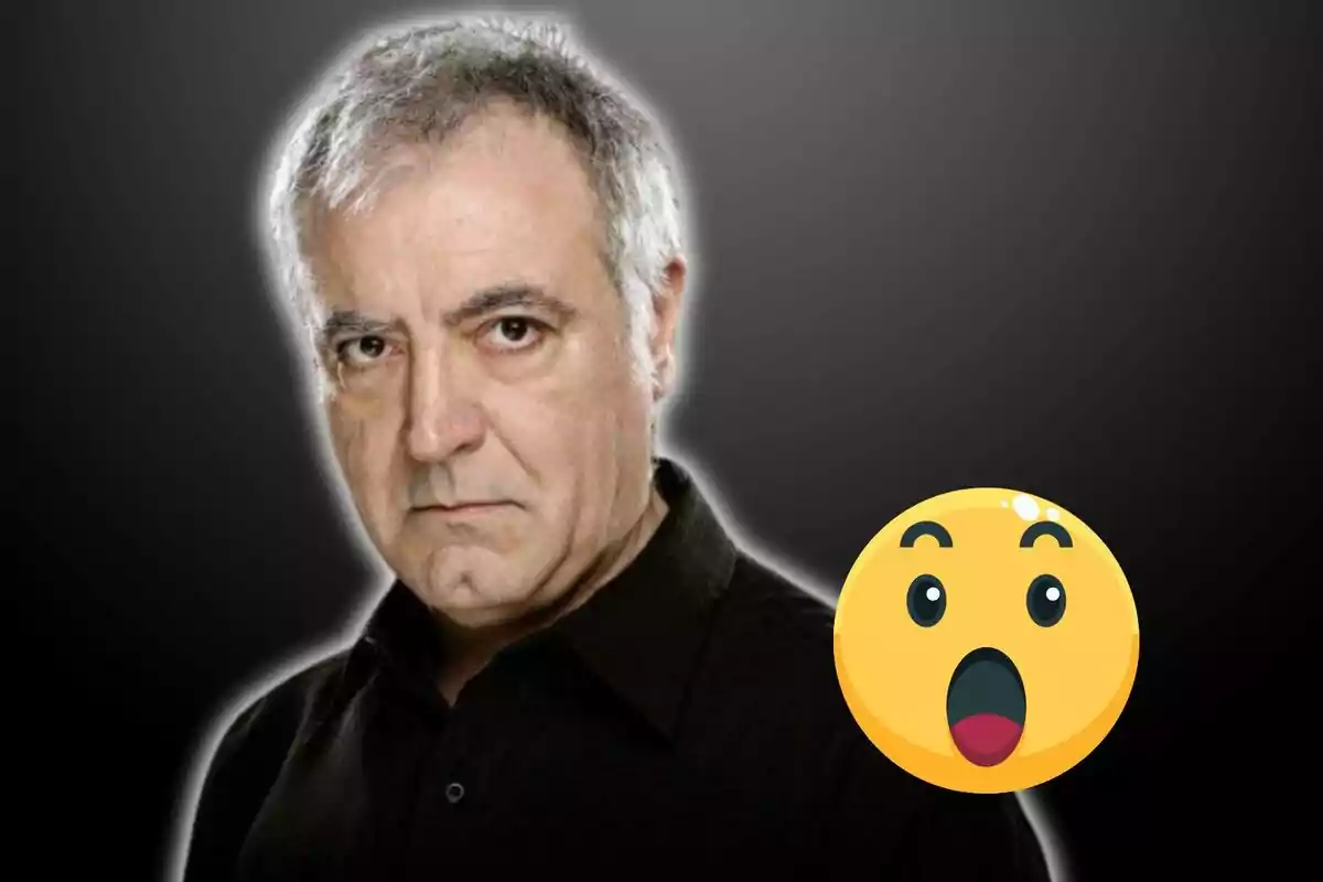 Hombre de cabello canoso con expresión seria y un emoji sorprendido sobre un fondo oscuro.