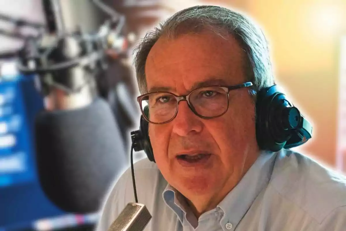 Hombre con gafas y auriculares hablando frente a un micrófono en un estudio de grabación.