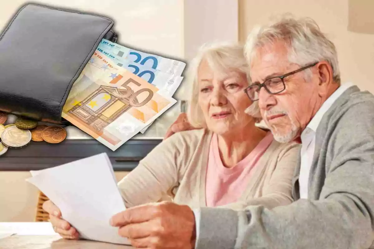 Fotomontaje de jubilados de fondo mirando unos papeles y al frente una cartera con euros