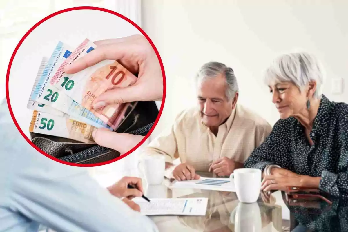 Una pareja de personas mayores está sentada en una mesa, revisando documentos junto a una persona que parece estar asesorándolos. En la esquina superior izquierda de la imagen, hay un círculo rojo que muestra una mano sacando billetes de euro de una billetera.