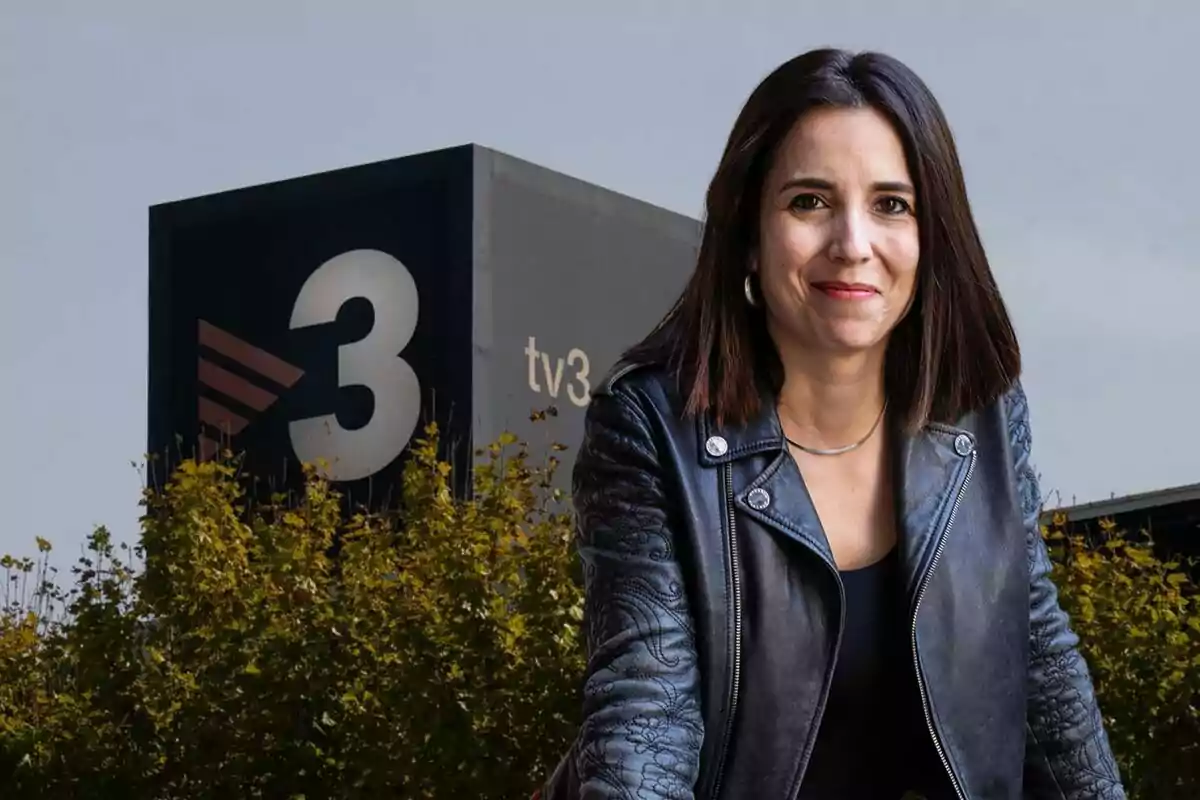 Mujer con chaqueta de cuero frente a un edificio con el logo de TV3.