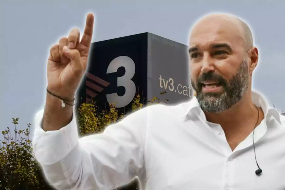 Un hombre con camisa blanca gesticulando frente a un edificio con el logo de TV3.