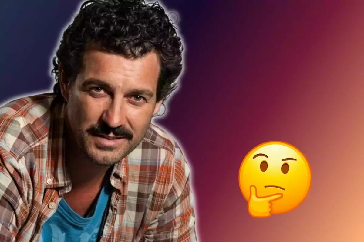 Hombre con camisa de cuadros y bigote junto a un emoji de cara pensativa sobre un fondo degradado.