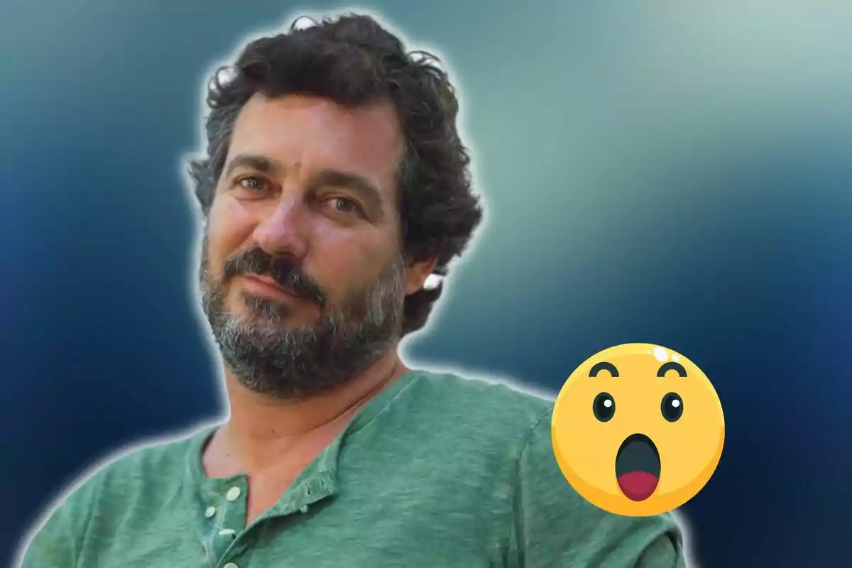 Hombre con barba y cabello rizado, vestido con camiseta verde, acompañado de un emoji de cara sorprendida sobre un fondo azul difuminado.