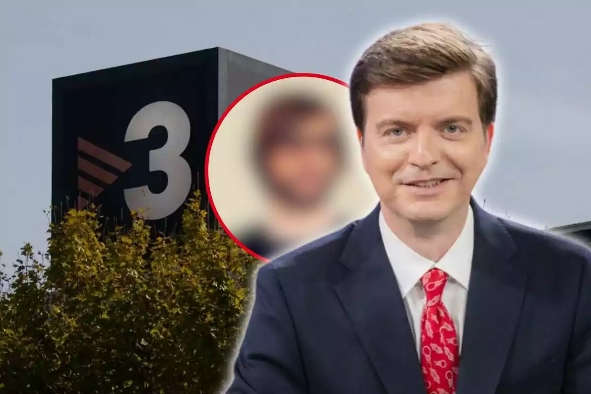 Un hombre con traje y corbata roja frente a un edificio con el logo de TV3 y un fondo borroso.