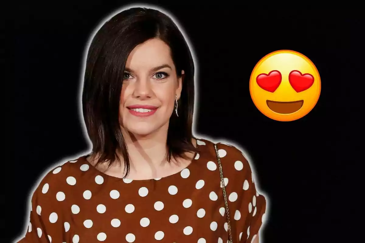 Mujer con blusa de lunares marrón y emoji de cara con ojos de corazón.