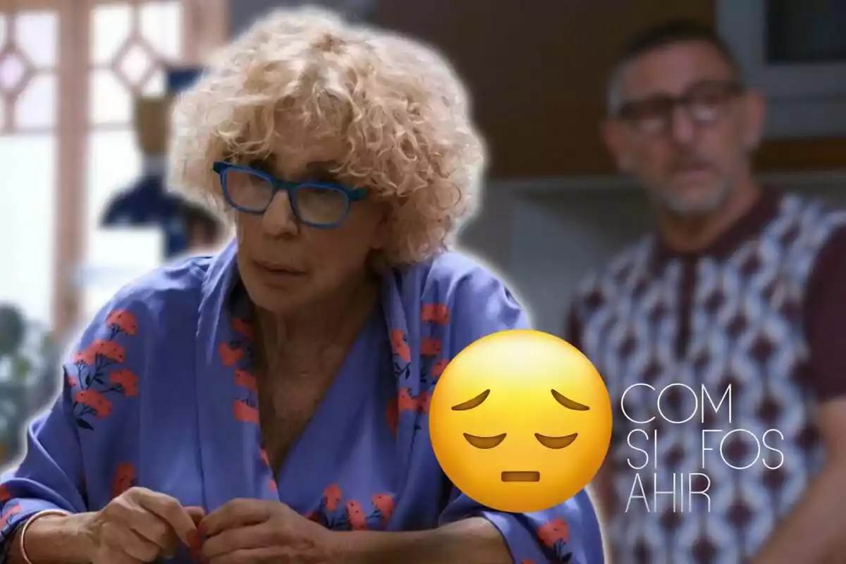 Una persona con gafas azules y cabello rizado lleva una bata azul con estampado floral, mientras un emoji de cara pensativa y el texto "COM SI FOS AHIR" aparecen en la imagen.