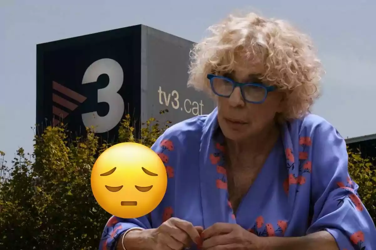 Una persona con gafas azules y cabello rizado está sentada frente a un edificio con el logo de TV3, con un emoji de cara pensativa superpuesto.