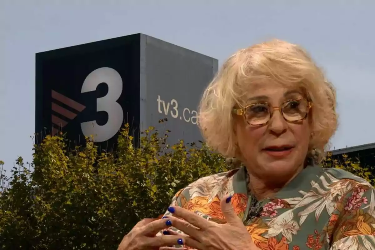 Una persona con cabello rubio y gafas está frente a un edificio con el logo de TV3 y rodeado de árboles.