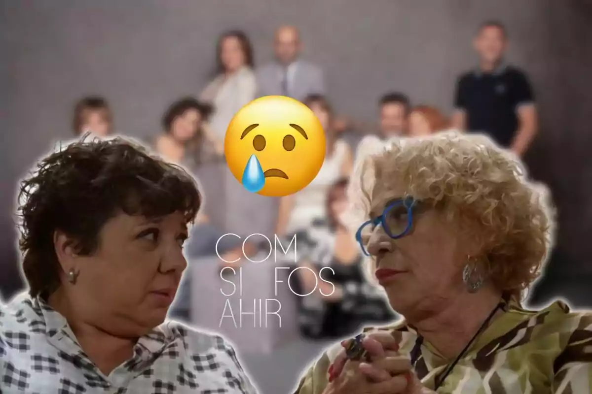 Dos mujeres mayores mirándose con un emoji triste y un grupo de personas desenfocadas al fondo.