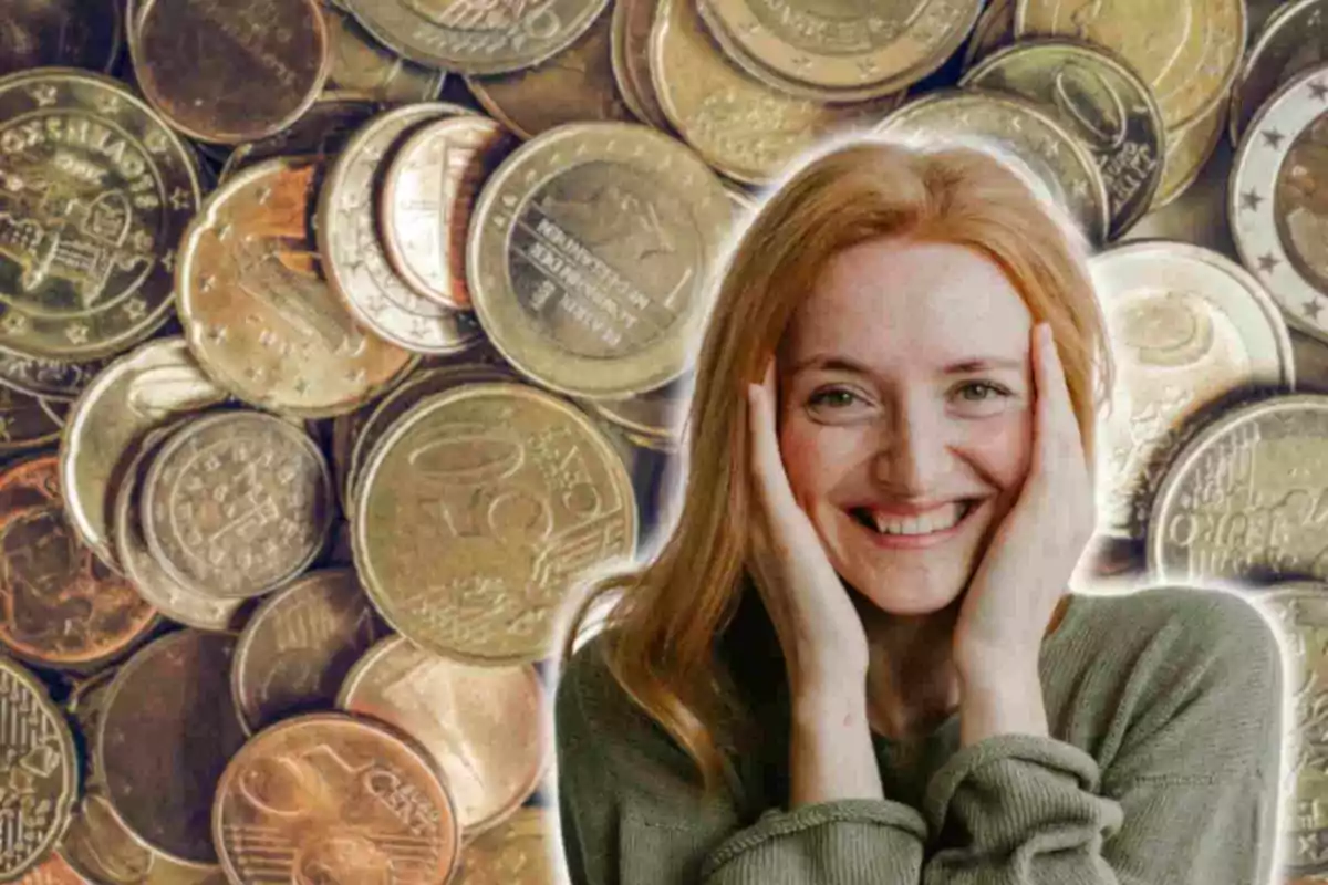 Una mujer sonriente con las manos en la cara frente a un fondo de monedas.