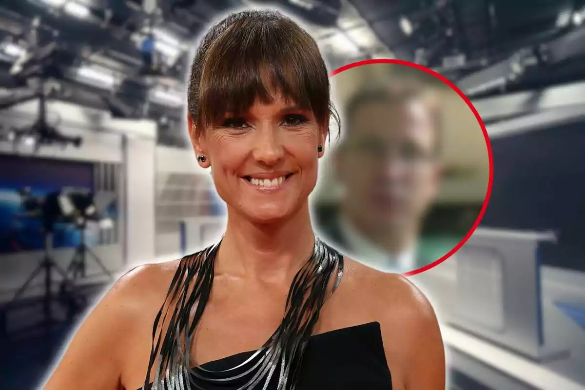 Una mujer sonriente con un vestido negro y un fondo de estudio de televisión, con una imagen borrosa de un hombre en un círculo rojo detrás de ella.