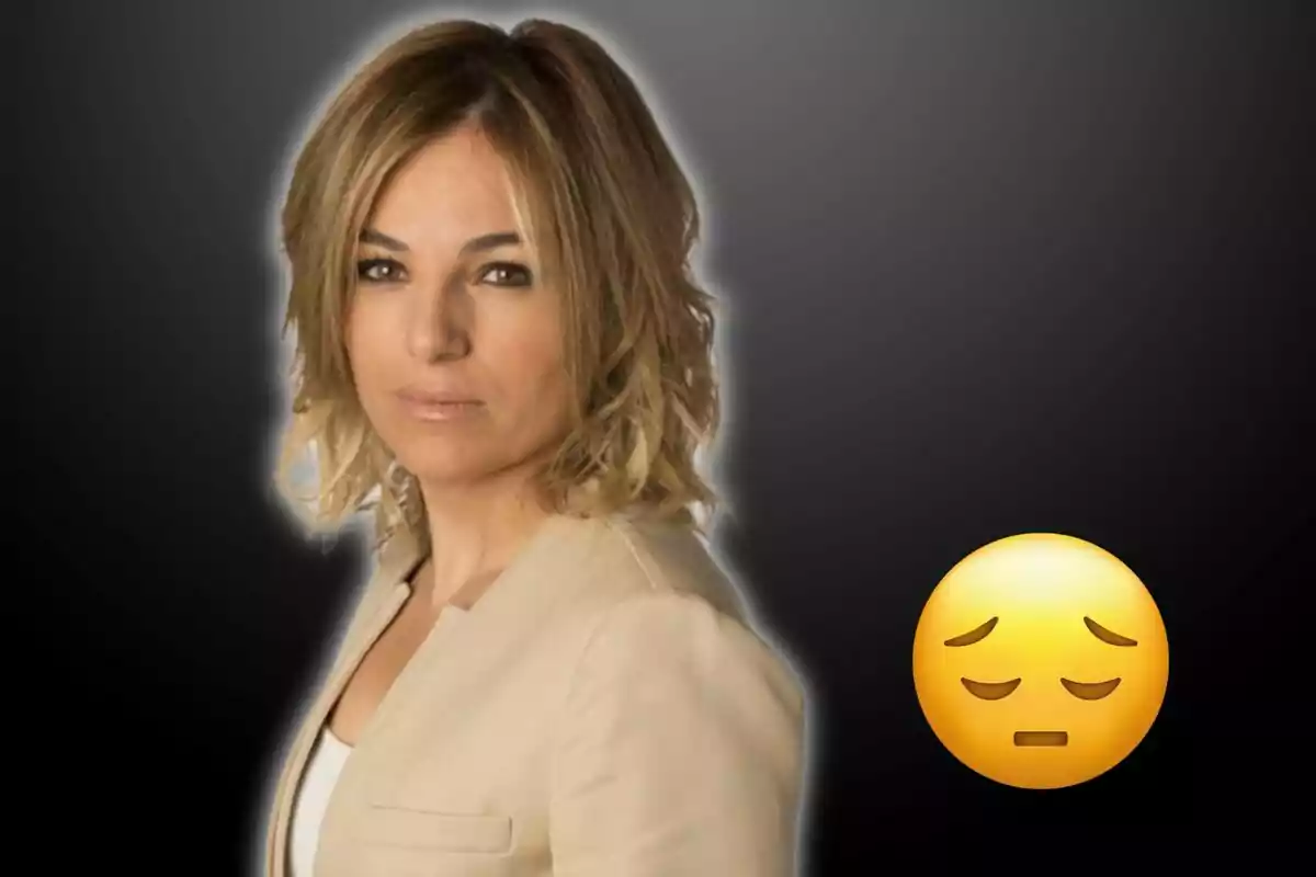 Una mujer con cabello rubio y expresión seria junto a un emoji de cara triste sobre un fondo oscuro.