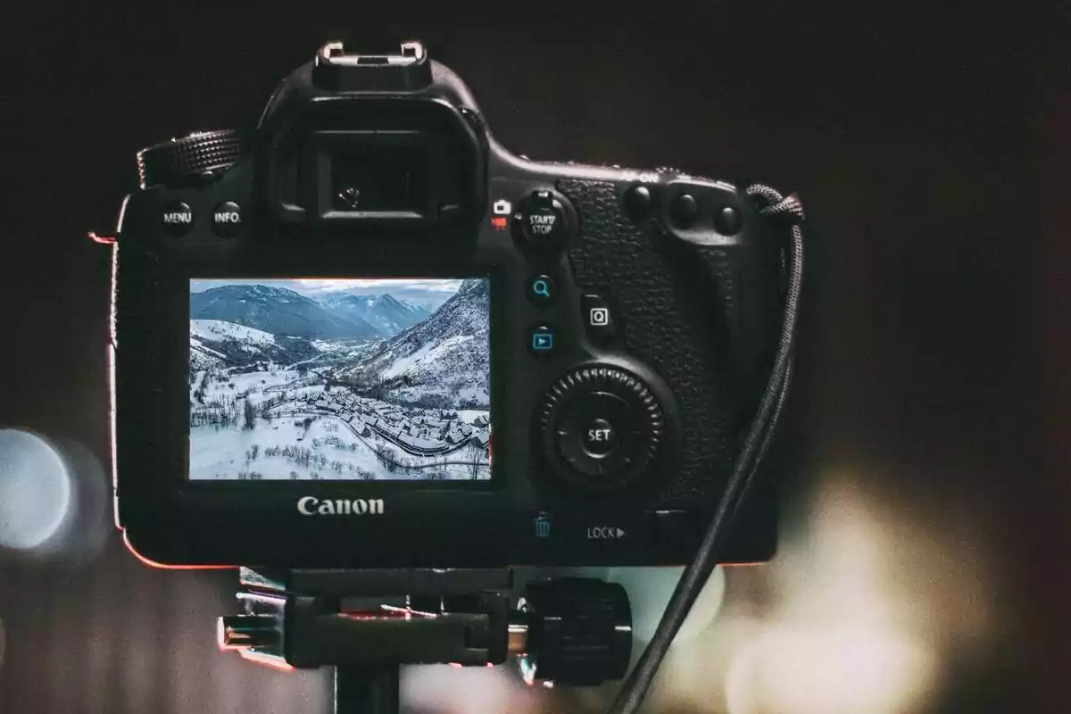 Fotomontaje de una cámara con un paisaje de Bagergue