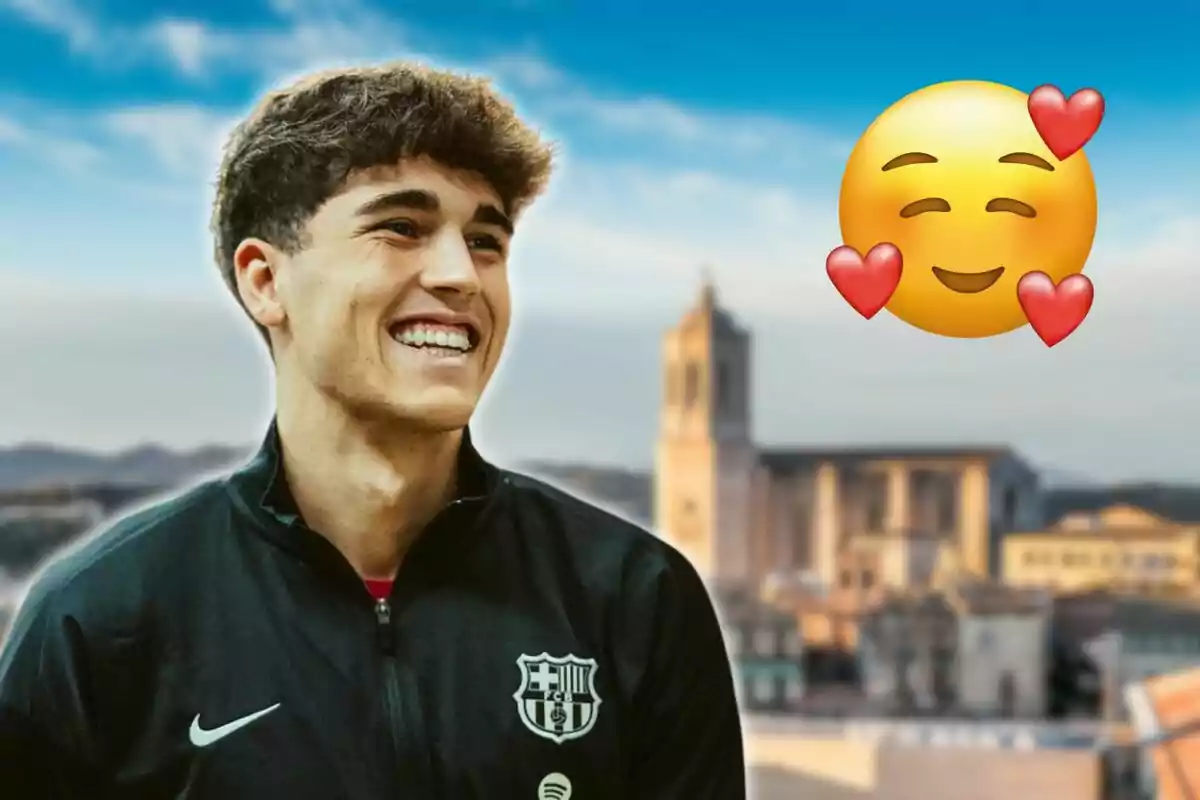 Un joven sonriente con una chaqueta del FC Barcelona y un emoji de cara sonriente con corazones sobre un fondo urbano.