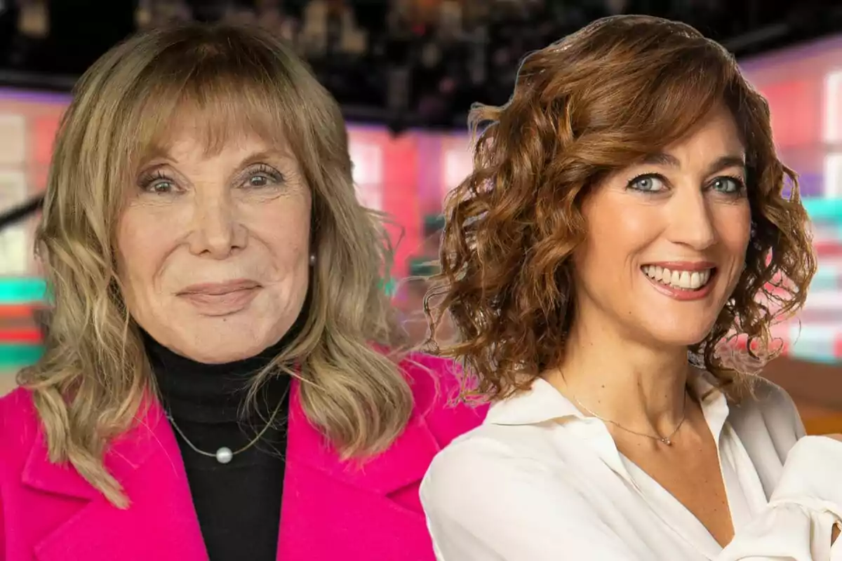 Dos mujeres sonrientes posan frente a un fondo colorido en un estudio.