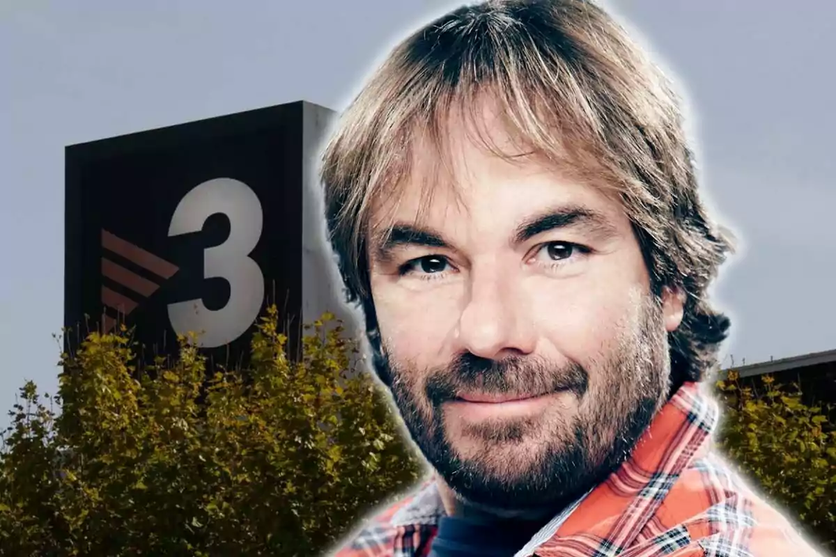 Hombre con barba y cabello largo frente a un edificio con el logo de TV3.