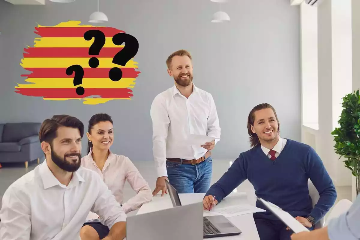 Fotomontaje de una reunión de empresa con una bandera catalana e interrogantes